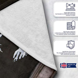 Elderly Graffiti Artist with Spray Can Urban Portrait, Decorative Comfortable Housewarming Gift - Super Soft Fleece Blanket Bed Sofa Throw